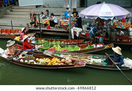 RATCHABURI, THAILAND - JULY 5: Fruit boats at Damnoen Saduak floating market on July 5, 2009 in Ratchaburi, Thailand. Damnoen Saduak is a very popular tourist attraction in Thailand.