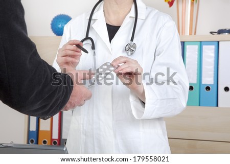 Doctor explaining patient\'s tablets