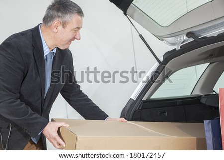 Man invites package in the car