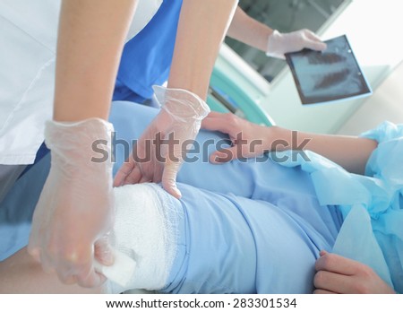 Training in first aid at knee injury
