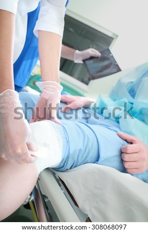 First aid to the patient with knee injury in ER