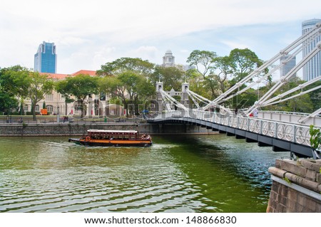 SINGAPORE-AUG 21: Cavenagh Bridge spanning the lower reaches of Singapore River in the Singapore\'s Central Area on Aug 21, 2011