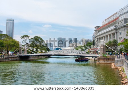 SINGAPORE-AUG 21: Cavenagh Bridge spanning the lower reaches of Singapore River in the Singapore\'s Central Area on Aug 21, 2011