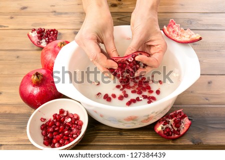 Collecting technique for pomegranate seeds in water, making the membrane float and the arils sink