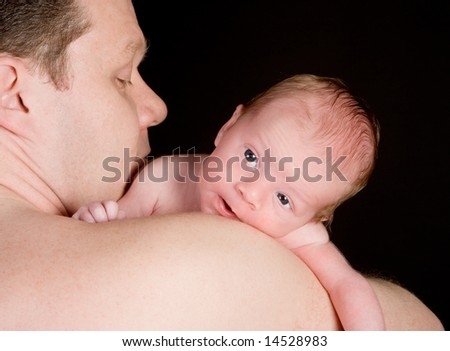 15 days old baby awake on dad\'s shoulder