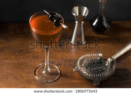 Boozy Rob Roy Cocktail with Scotch and a Cherry Garnish Foto stock © 