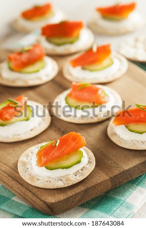 Salmon and Cracker Hor D\'oeuvres with Chives and Sour Cream