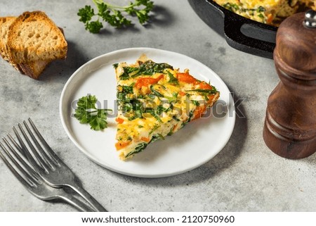 Homemade Egg and Spinach Frittata with Feta Foto d'archivio © 