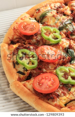 tomato and green pepper pizza