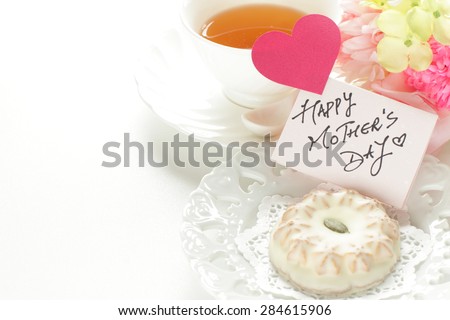 Homemade white chocolate cookie and hand written Mother\'s day card
