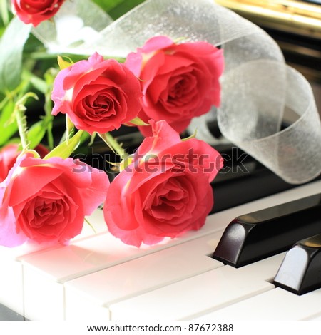 Pink rose bouquet on Piano\'s key board