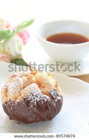 French confectionery, Chocolate coating Eclair with English tea