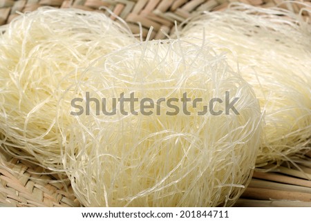dry rice vermicelli noodles