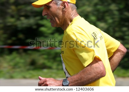 Older marathon runner on the Dusseldorf city marathon
