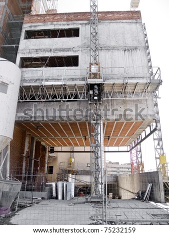 Image of a building in the middle of its construction
