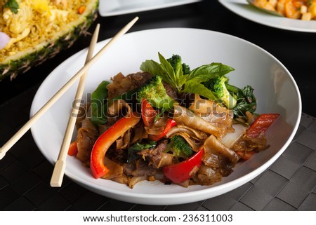 Pad kee mao drunken noodle thai dish with beef and mixed vegetables.