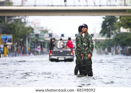 BANGKOK - SEPTEMBER 5: Thai soldiers service the people during flood  on Sep 5, 2011 in Ratchayothin Junction, Bangkok, Thailand. Thai Flood 2011