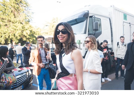 MILAN, ITALY - SEPTEMBER 25: People during Milan Fashion week, Italy on SEPTEMBER 25, 2015. Eccentric and fashionable people waiting for models and vips outside city during Milan fashion week