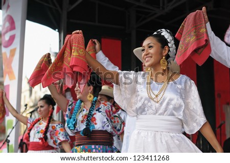 BRUSSELS, BELGIUM-SEPTEMBER 15: Dancers of Xochicalli Mexican folkloric ballet in a concert on Grand Place during 12 edition of Folklorissimo Festival on September 15, 2012 in Brussels.