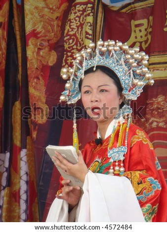 Actor is singing in Chinese 's Peking opera
