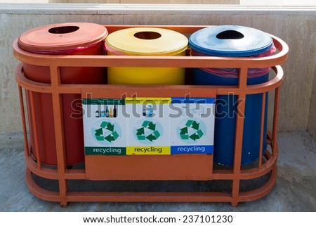 Garbage containers for a separate waste collection