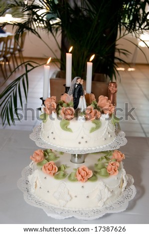 Wedding cake with small dolls