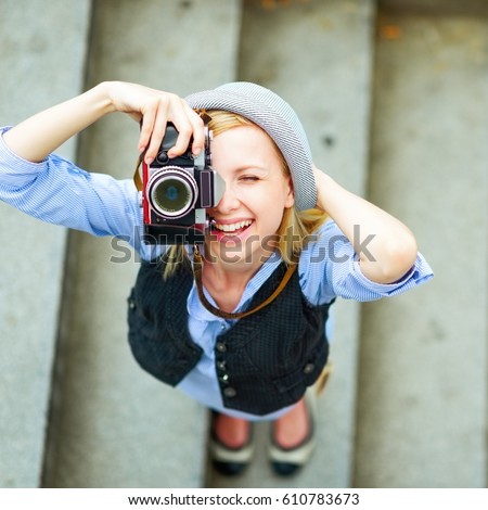 Similar – Foto Bild Blonde Frau, die Foto- oder Videoinhalte für soziale Medien mit Smartphone macht Authentisches Lifestyle-Porträt von Person, die zu Hause arbeitet Frau Angst, Live-Stream zu gehen, Angst zu haben, Angst zu haben, beängstigende Dinge, allein zu sein Phobie