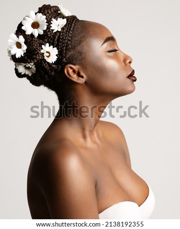 Beauty Profile of African American Woman with White Chamomile Flowers in Black Hair Braids. Fashion Portrait of Dark Skin Model over White. Wedding Make up and Bride Cornrows Hairstyle Foto stock © 