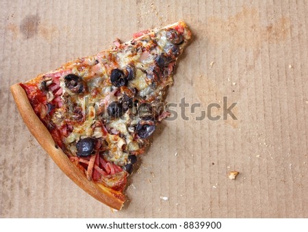 Last lonely slice of pizza, in pizza box.  Capricciosa, with black olives, ham, mushrooms,  and mozzarella.