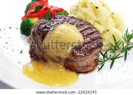 Thick-cut beef filet steak with Bearnaise sauce, served with mashed potatoes, broccoli and red bell peppers.
