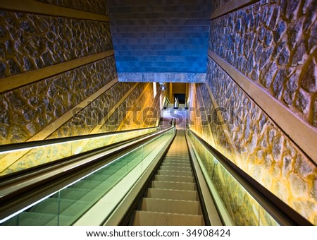 empty escalator,vanishing point