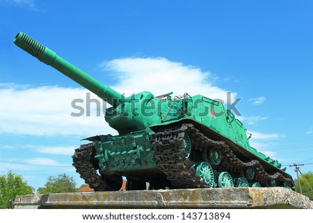 Su-152 Zveroboi - soviet self-propelled heavy howitzer of world war II. Based on KV-1s and 152 mm cannon, it  was used to destroy german heavy tanks such as Tiger and Elephant