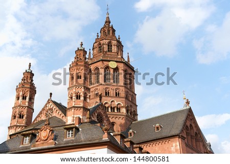 In the old town of Mainz rises the six towers of St. Martin\'s Cathedral (in German: Mainzer Dom) that represents the highest point of Romanesque cathedral architecture in Germany.