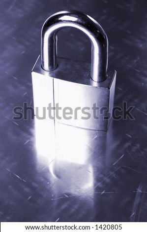 large pad-lock, lock reflecting in patteÂ´rned steel