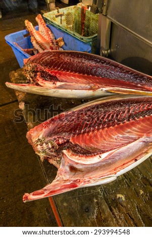 Tuna cut in sizes before selling to customers