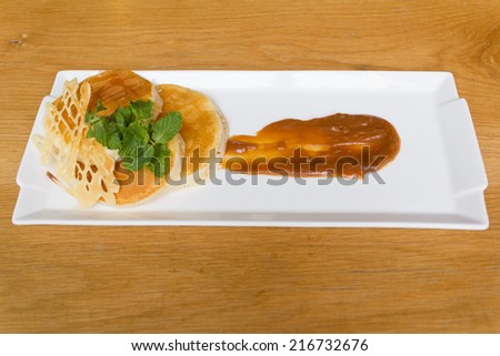pancakes with caramel sauce