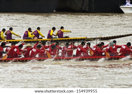 BANGKOK, THAILAND - AUG 25: Two rowing teams in full speed during Thai Long-tailed Boat Competition along Chaopraya river on August 25, 2013 at Rama 8 Bridge, Bangkok, Thailand