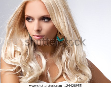 Blonde Hair. Portrait of beautiful blonde with Healthy Long Hair.