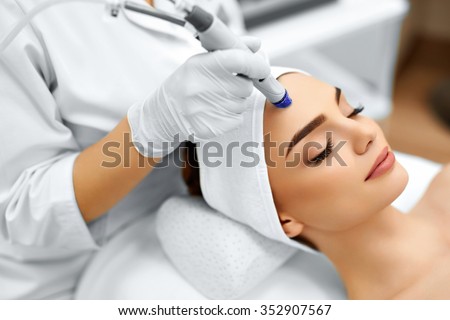 Face Skin Care. Close-up Of Woman Getting Facial Hydro Microdermabrasion Peeling Treatment At Cosmetic Beauty Spa Clinic. Hydra Vacuum Cleaner. Exfoliation, Rejuvenation And Hydratation. Cosmetology.  Foto stock © 