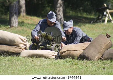 Soldiers from first world war operating a machine gun on a demonstrative show