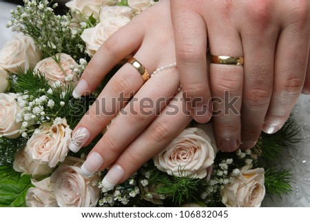 wedding rings, hand and flowers in the wedding photo