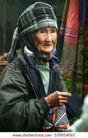 SAPA, VIETNAM - AUG 29: Unidentified woman of Red Dao Ethnic Minority oldest People on August 29,2011 in Sapa, Vietnam. Red Dao are the 9th largest ethnic group in Vietnam