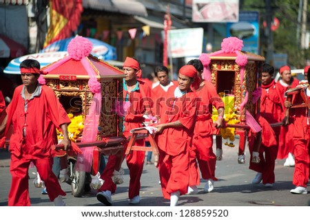 NAKHONSAWAN,THAILAND - FEBRUARY 13: Chinese Traditions And Customs Parade In Chinese New Year on February 13, 2013 in Nakhonsawan Province,Middle of Thailand.