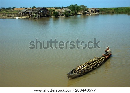 INLE,MYANMAR-FEBRUARY1: Local people transportation on boat going through a water canal in the floating on the western side of the lake on February 1,2014 in Inle Lake,Shan state in Middle of Myanmar.