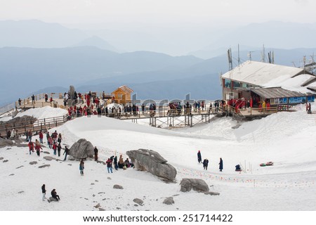 LIJIANG, CHINA - APRIL 13 : Unidentified peoples visit Jade Dragon Snow Mountain, It\'s highest peak is named Shanzidou (5,596 m or 18,360 ft) on April 13, 2009 in Lijiang, China