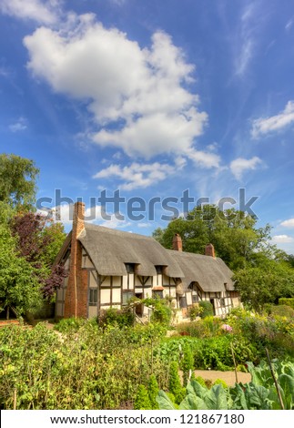Anne Hathaway\'s (William Shakespeare\'s wife) famous thatched cottage and garden at Shottery, just outside Stratford upon Avon, England.
