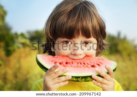 Foto Bild Niedlicher Junge isst Melone