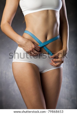 girl measuring waist