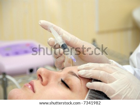 prick of medicine in a wrinkle for smoothing out in a beauty salon