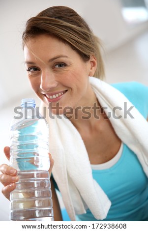 Portrait of fitness woman drinking water
